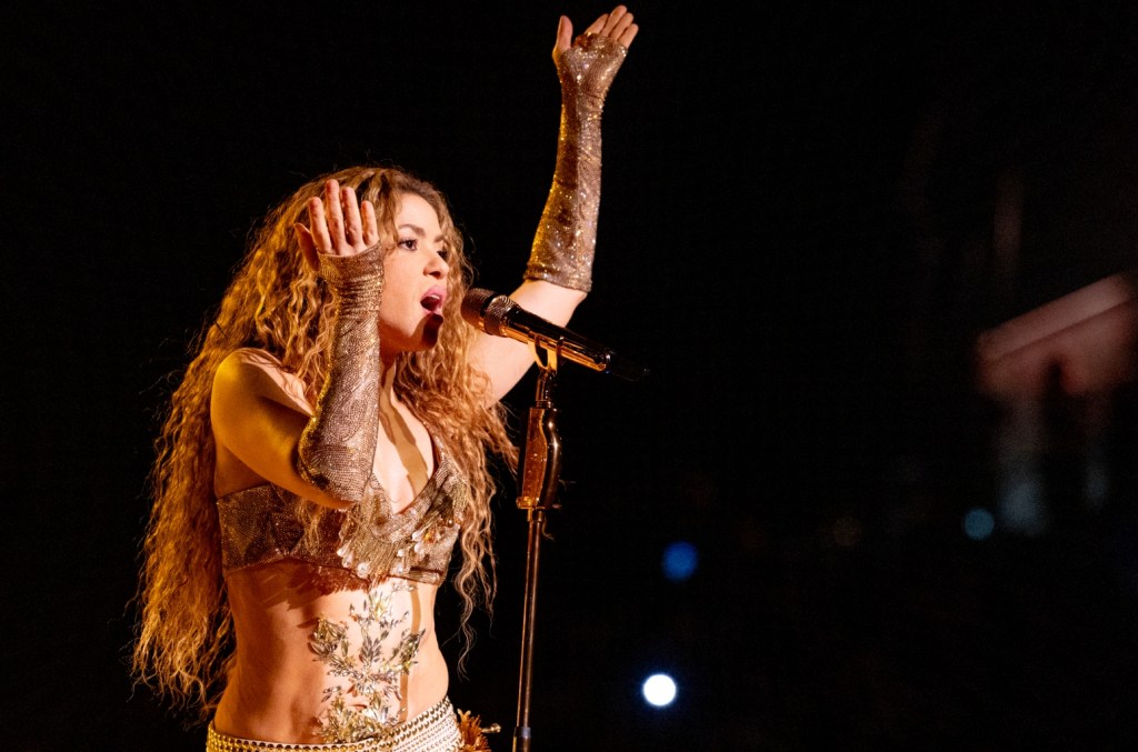 Shakira Chile Concert exposed due to stage problems